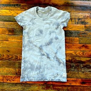 Lululemon x Barry’s Bootcamp shirt. Size 6.